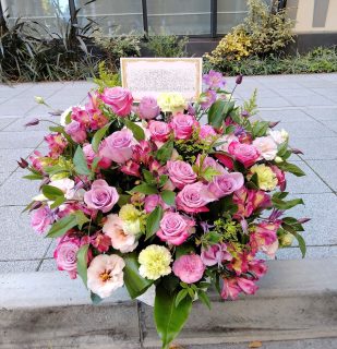 横浜市山下町ラ・バンク・ド・ロアへフラワーアレンジメントを配達しました。【横浜花屋の花束・スタンド花・胡蝶蘭・バルーン・アレンジメント配達事例981】